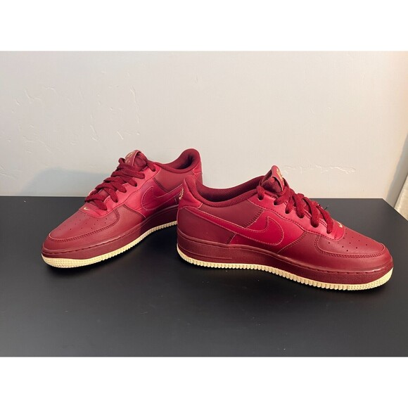 2018 NIKE AIR FORCE 1‎ GS LOW TEAM RED BURGUNDY SUMMIT WHITE GOLD 314192-613 7Y - Picture 15 of 16